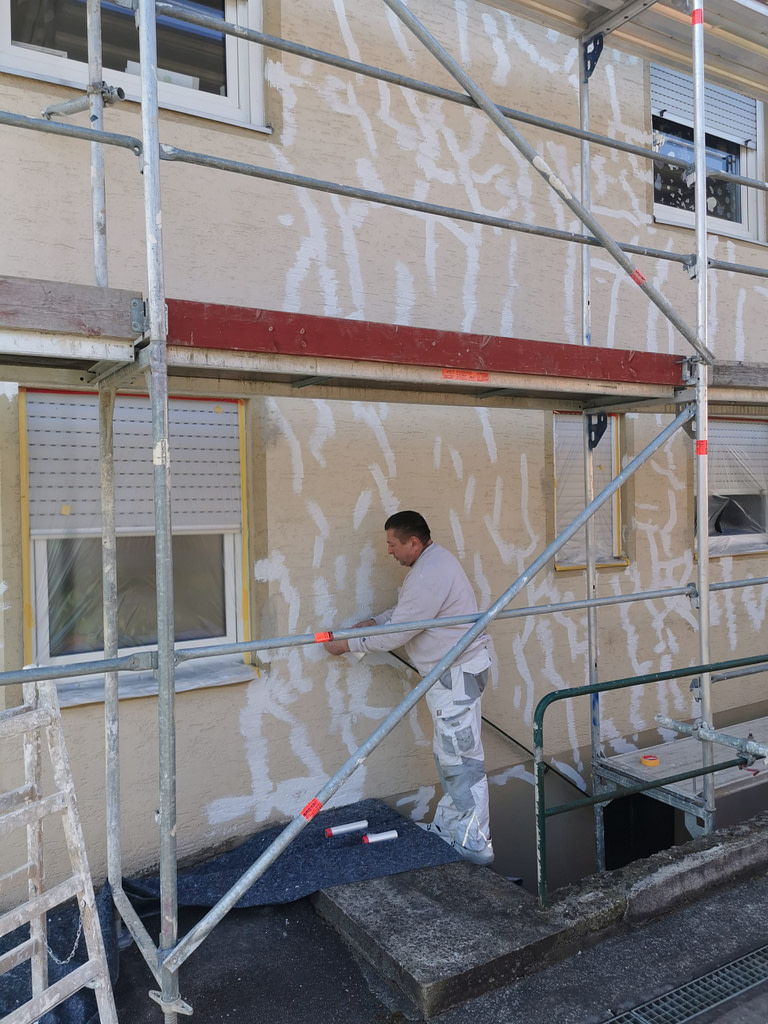Maler macht eine Fassadensanierung